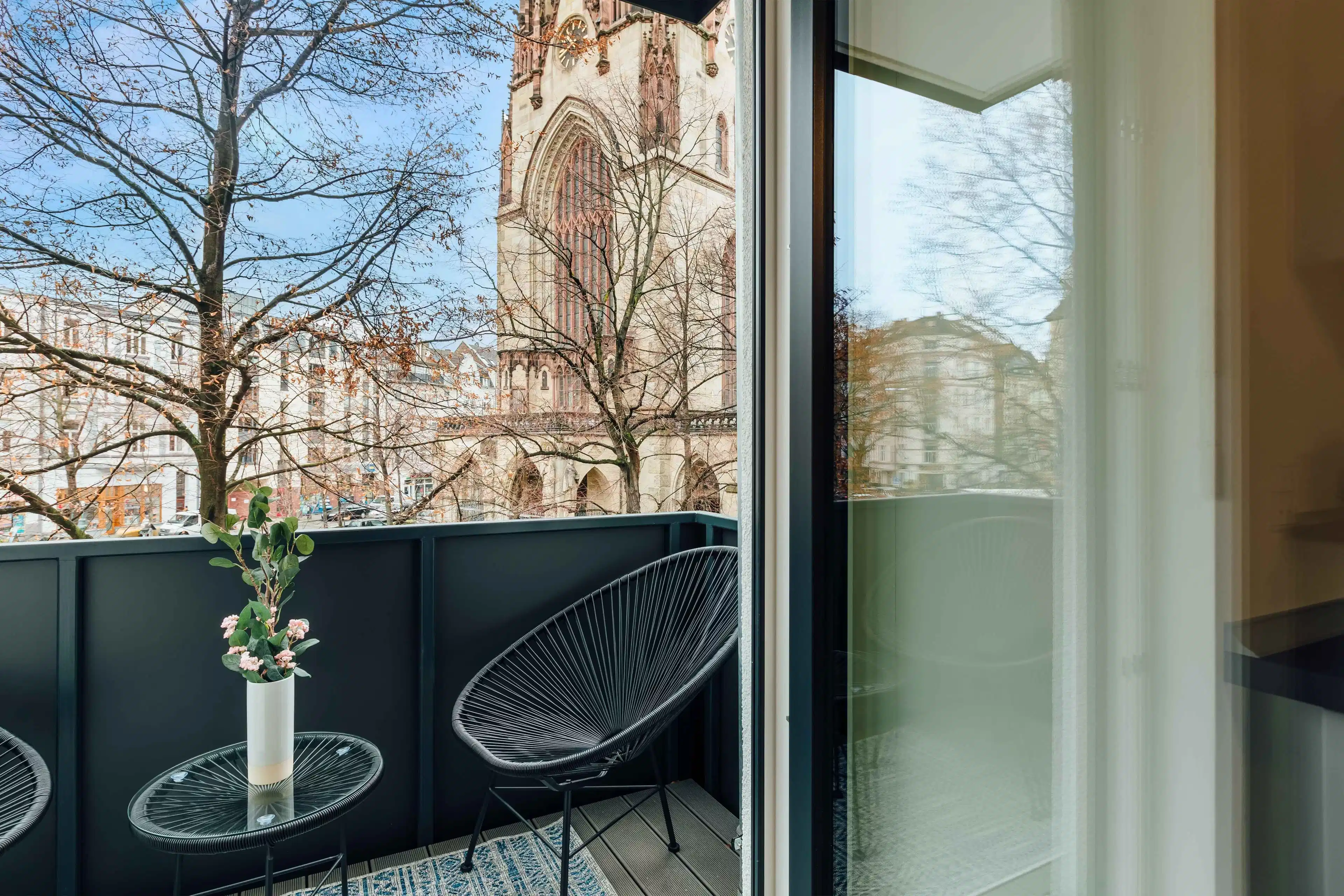 Bedroom?w=400&h=260&fit=crop&q=40&auto=format&trim=auto