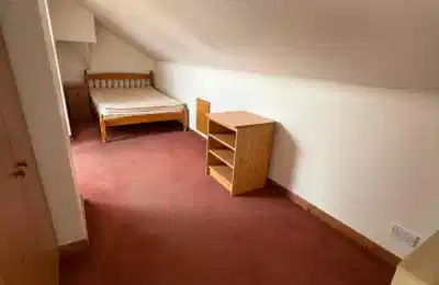 5 Bedroom 2 Bathroom Apartment - Bedroom?w=400&h=260&fit=crop&q=40&auto=format&trim=auto