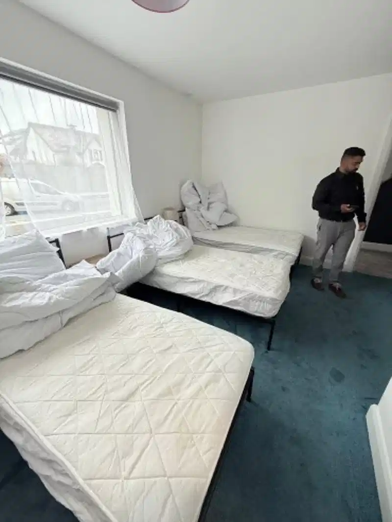 Exterior?w=400&h=260&fit=crop&q=40&auto=format&trim=auto