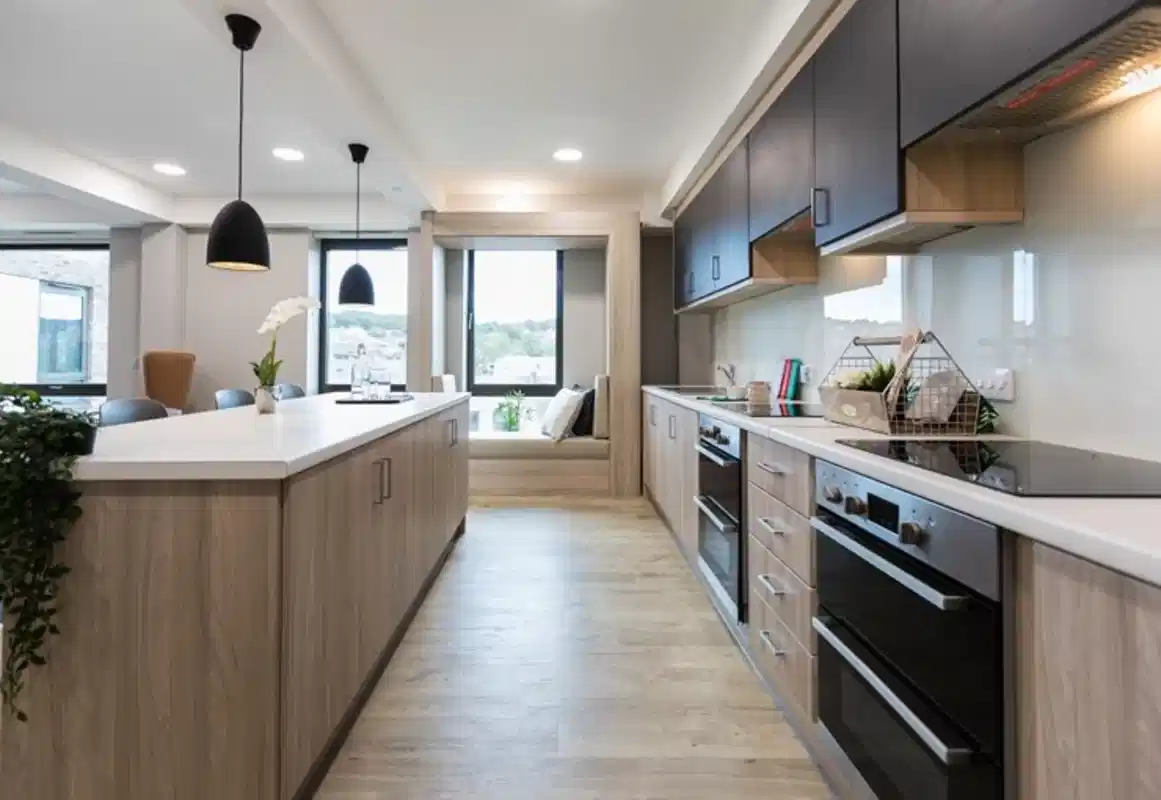 Common Area?w=400&h=260&fit=crop&q=40&auto=format&trim=auto