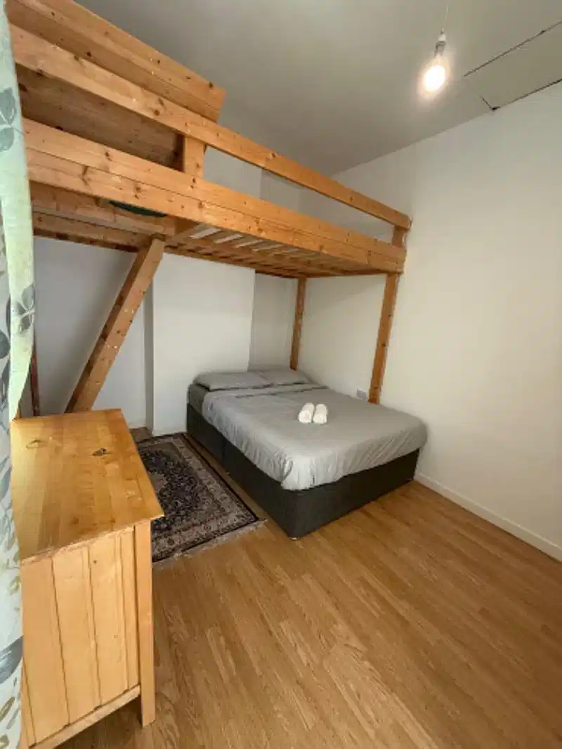 Amenities?w=400&h=260&fit=crop&q=40&auto=format&trim=auto