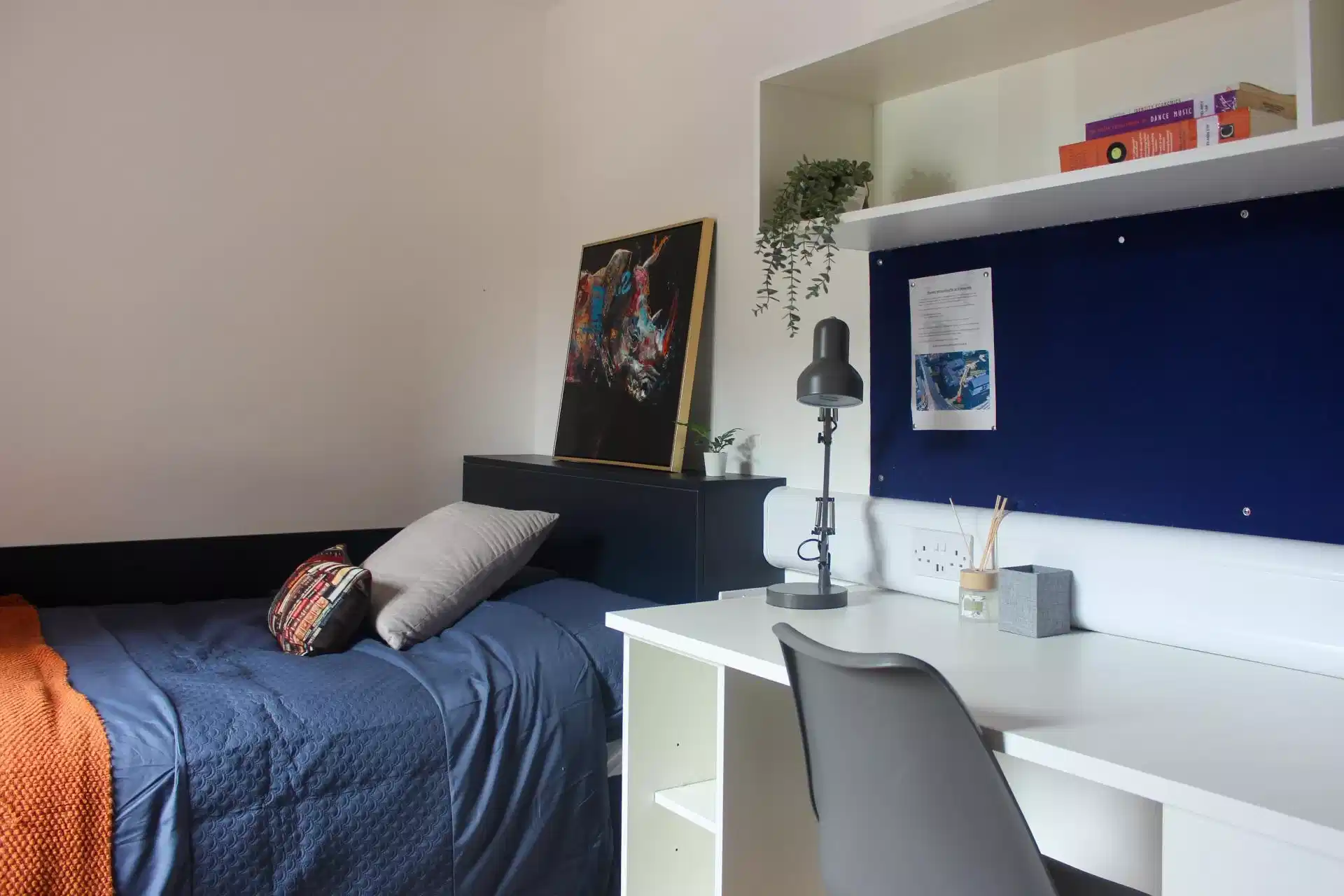 Exterior?w=400&h=260&fit=crop&q=40&auto=format&trim=auto