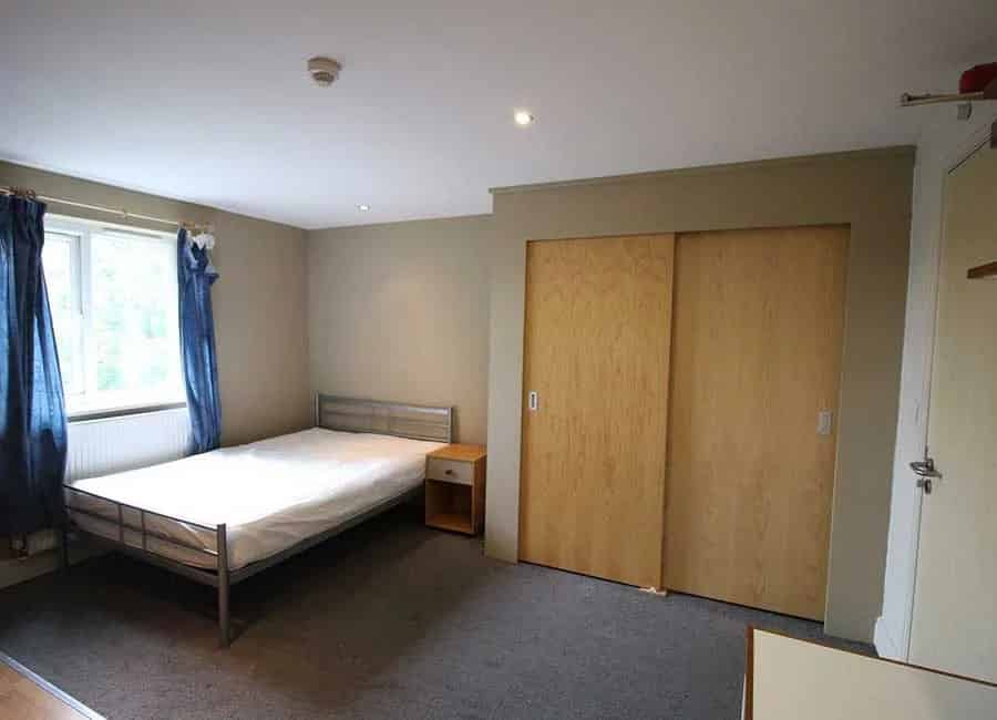 Bedroom?w=400&h=260&fit=crop&q=40&auto=format&trim=auto