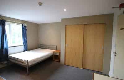 Bedroom?w=400&h=260&fit=crop&q=40&auto=format&trim=auto