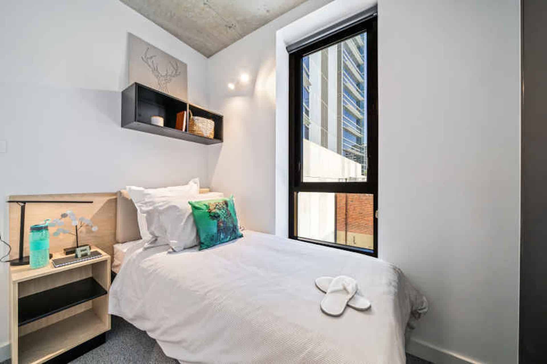 Exterior?w=400&h=260&fit=crop&q=40&auto=format&trim=auto