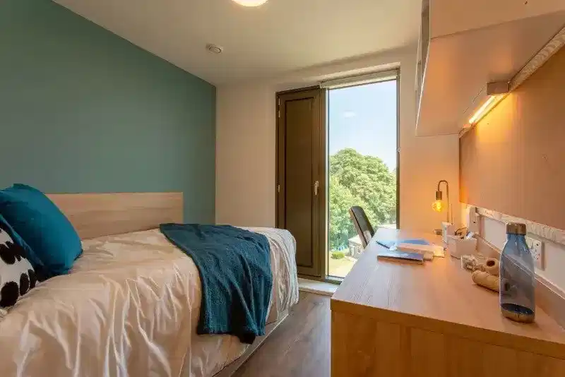 Common Area?w=400&h=260&fit=crop&q=40&auto=format&trim=auto