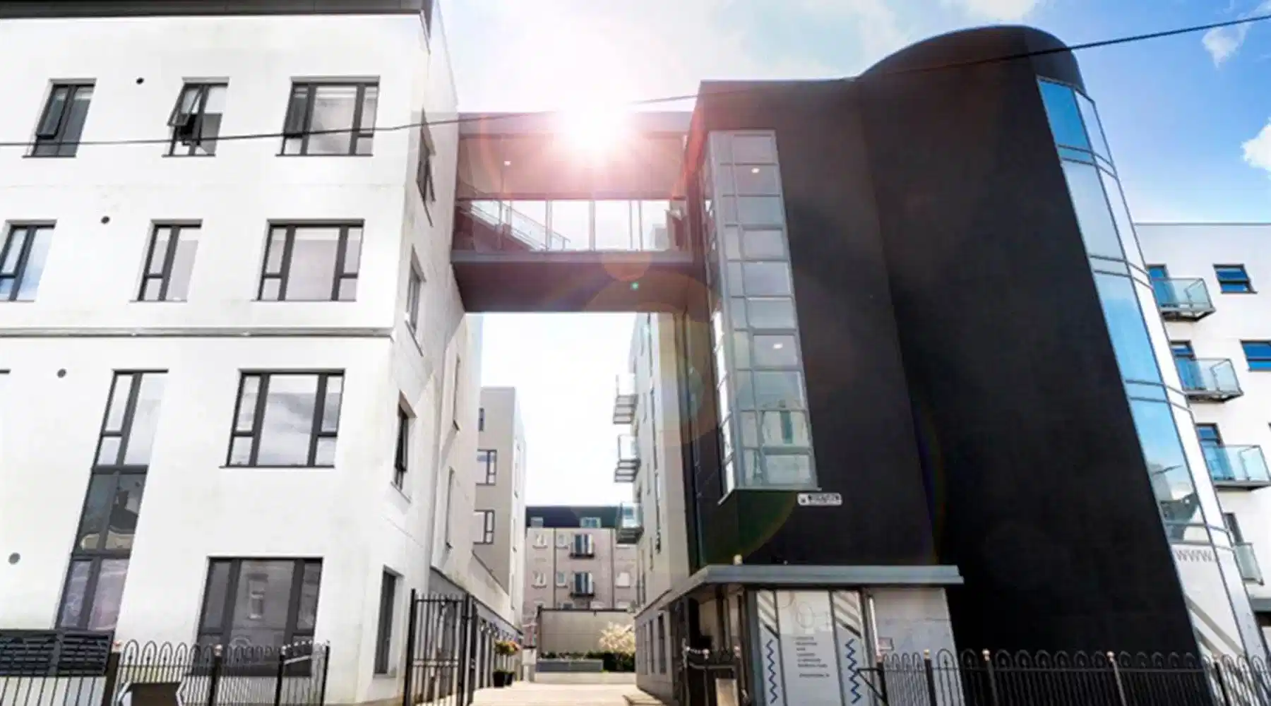 Common Area?w=400&h=260&fit=crop&q=40&auto=format&trim=auto