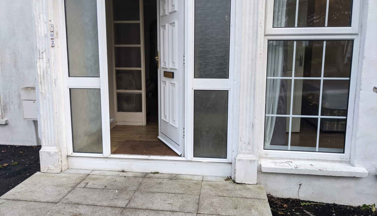 Bathroom?w=400&h=260&fit=crop&q=40&auto=format&trim=auto