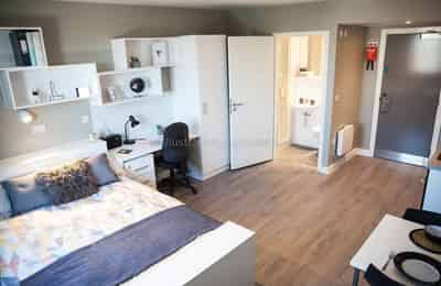 Amenities?w=400&h=260&fit=crop&q=40&auto=format&trim=auto