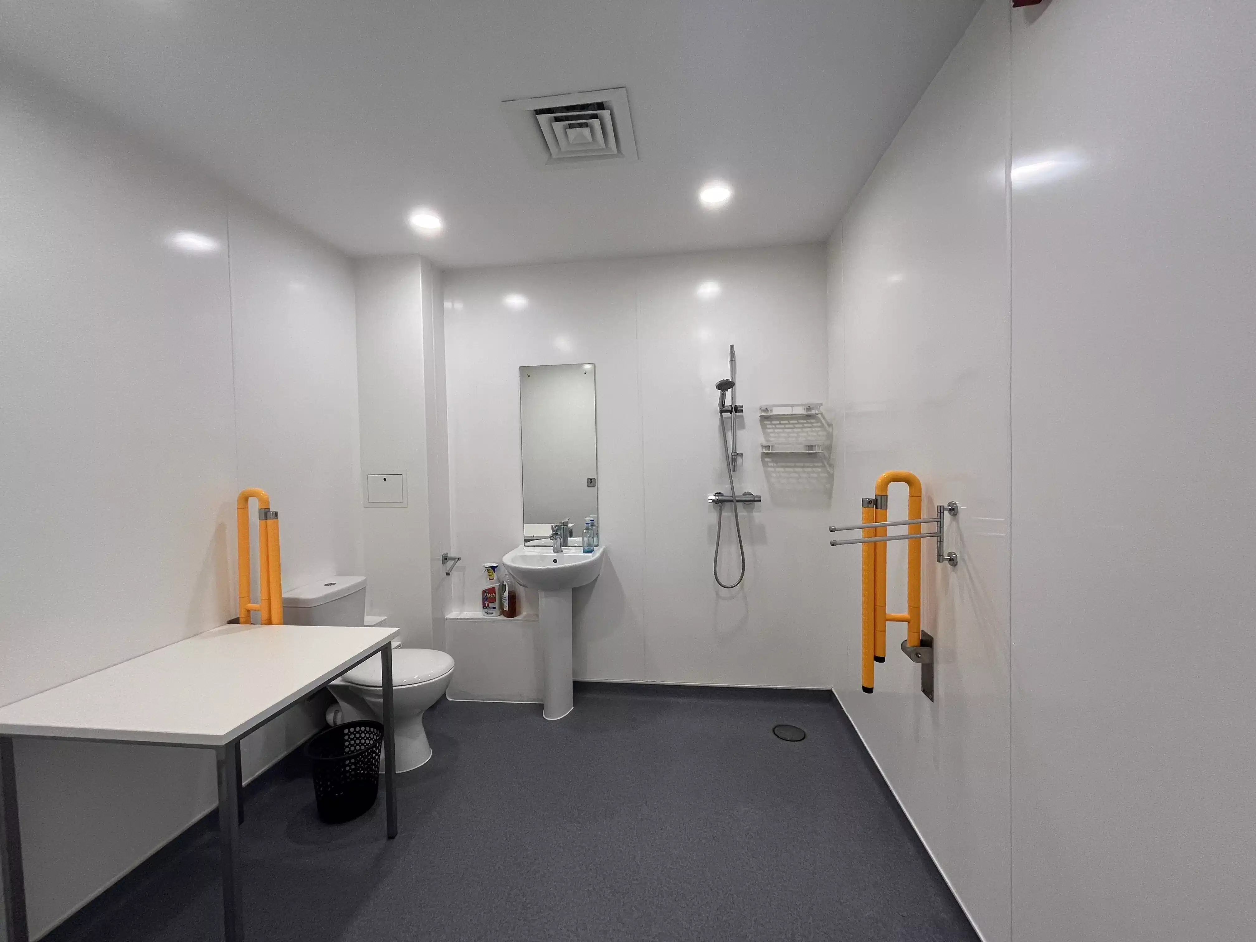 Amenities?w=400&h=260&fit=crop&q=40&auto=format&trim=auto