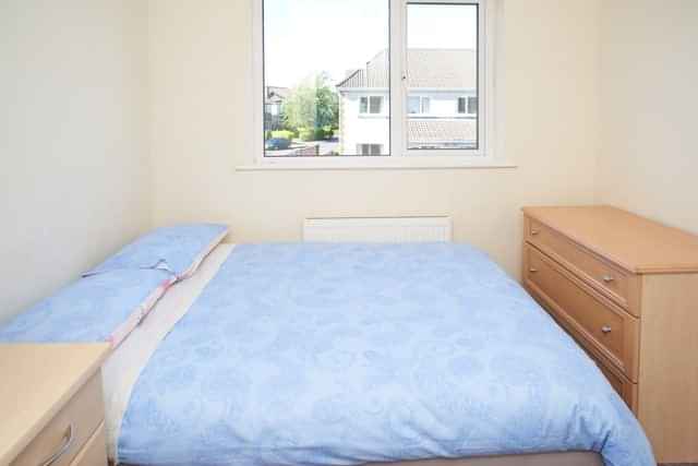 Bedroom?w=400&h=260&fit=crop&q=40&auto=format&trim=auto