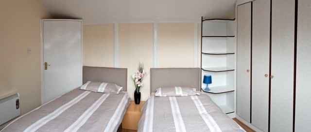 Kitchen?w=400&h=260&fit=crop&q=40&auto=format&trim=auto