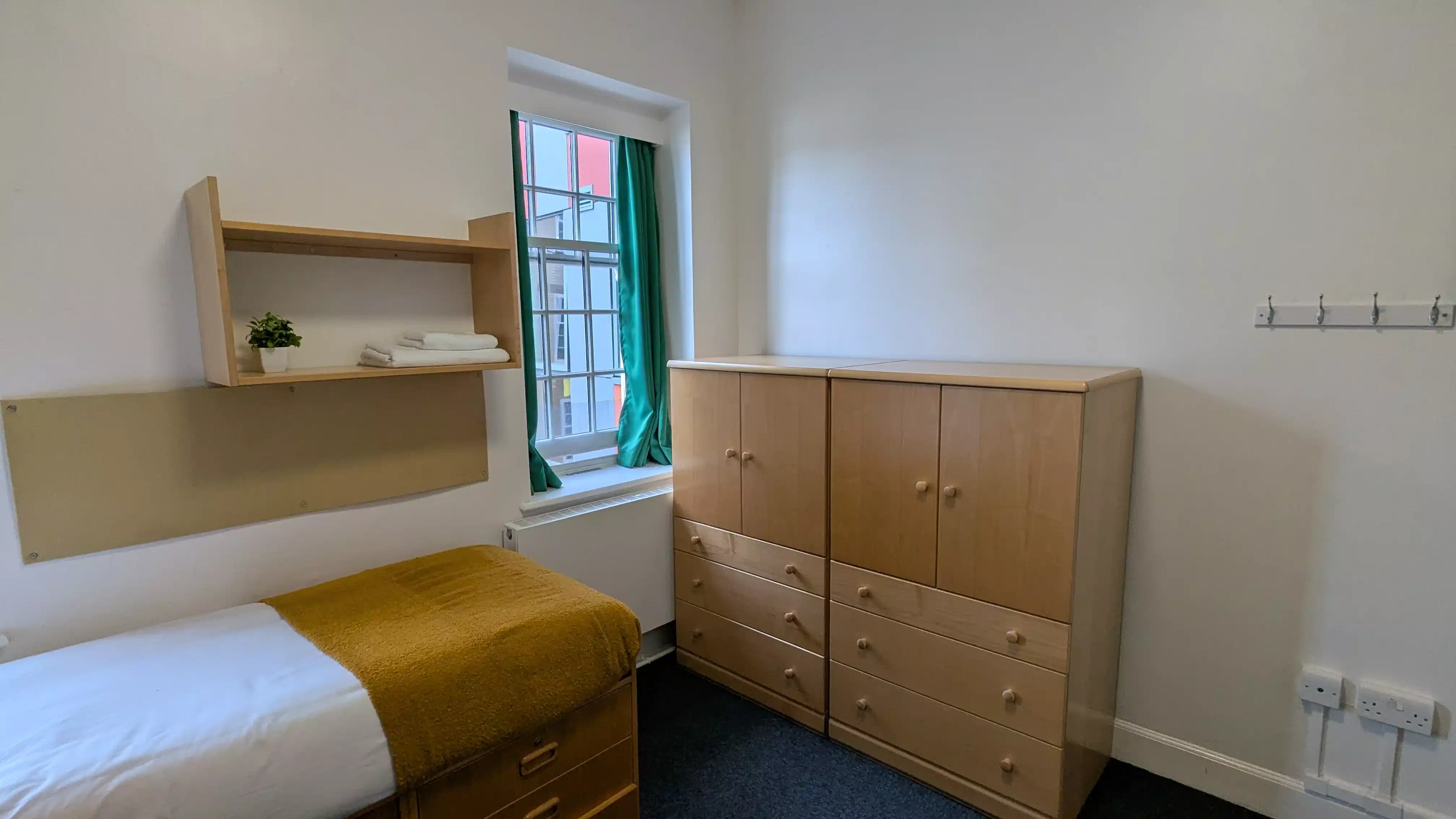 Amenities?w=400&h=260&fit=crop&q=40&auto=format&trim=auto