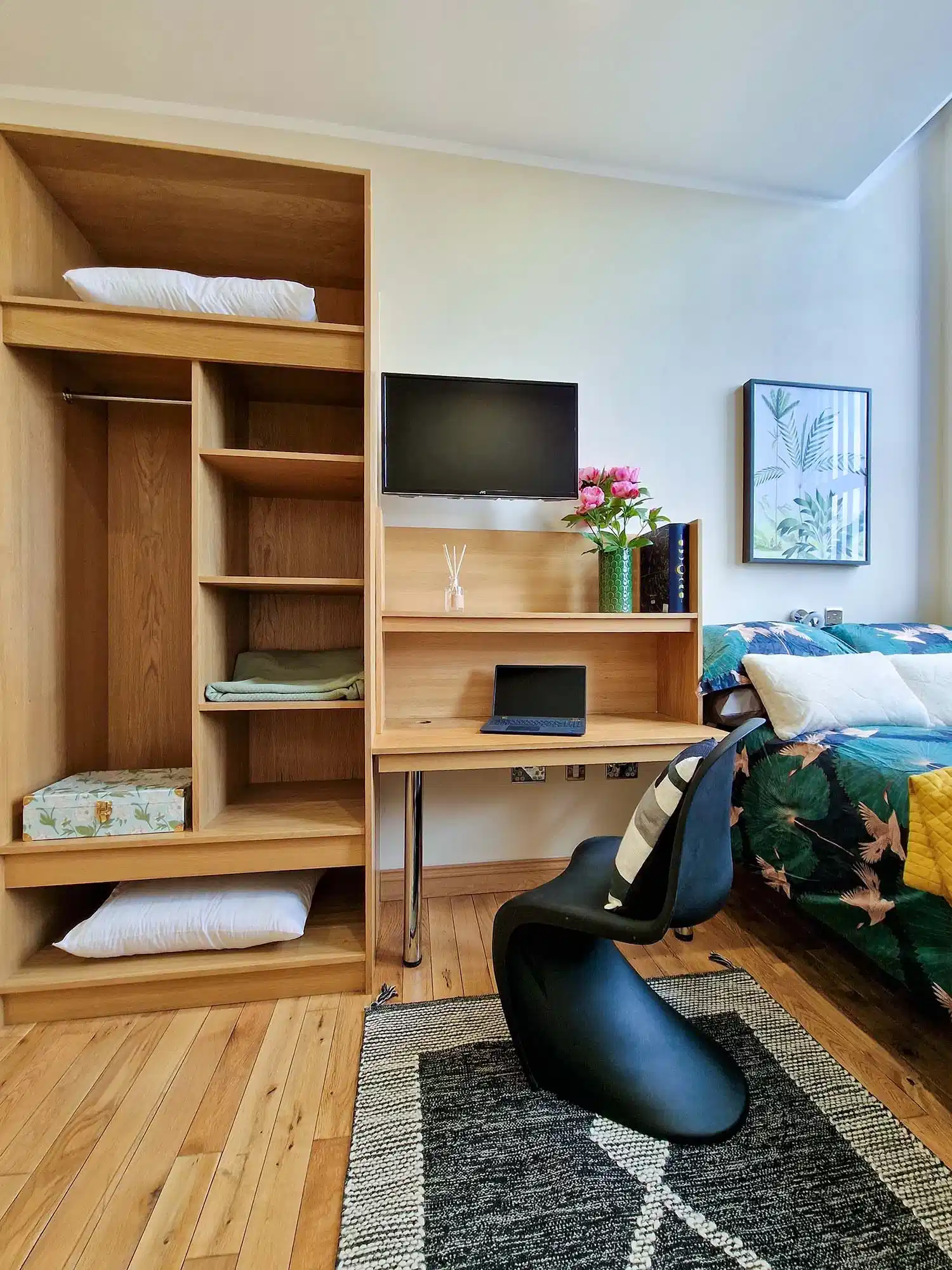 Exterior?w=400&h=260&fit=crop&q=40&auto=format&trim=auto