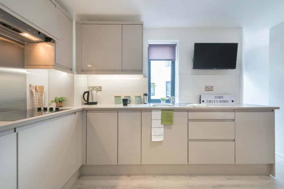 Kitchen?w=400&h=260&fit=crop&q=40&auto=format&trim=auto