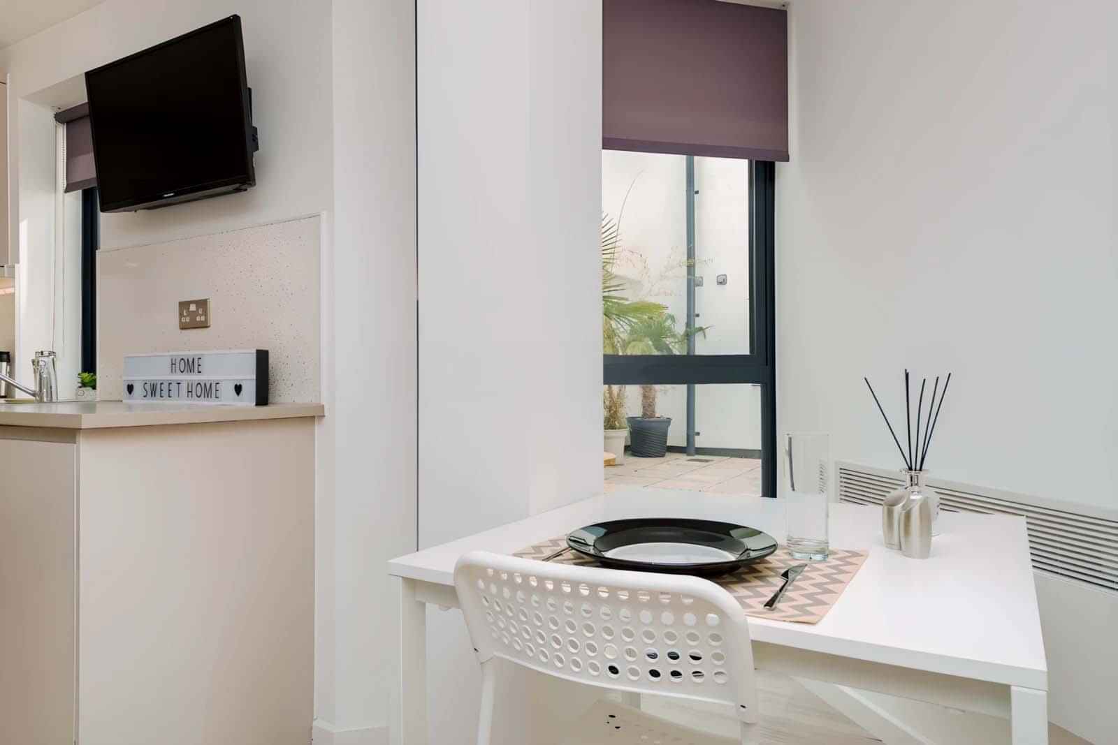 Kitchen?w=400&h=260&fit=crop&q=40&auto=format&trim=auto