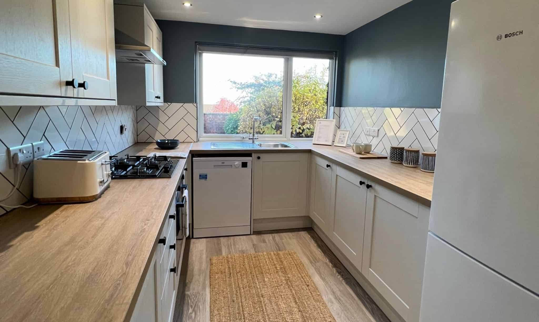 Room?w=400&h=260&fit=crop&q=40&auto=format&trim=auto