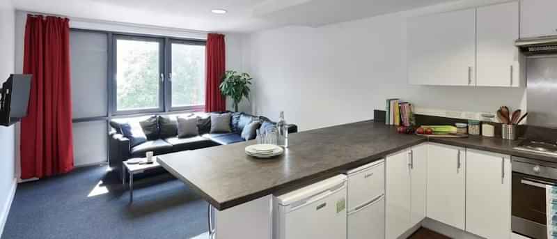 Common Area?w=400&h=260&fit=crop&q=40&auto=format&trim=auto