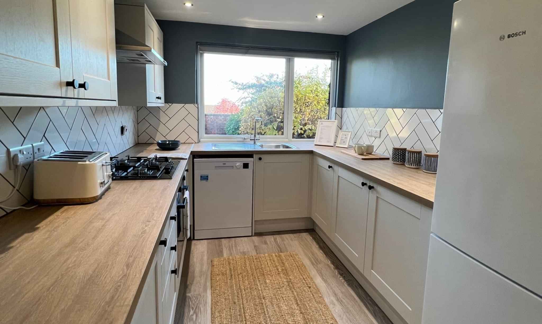 Room?w=400&h=260&fit=crop&q=40&auto=format&trim=auto