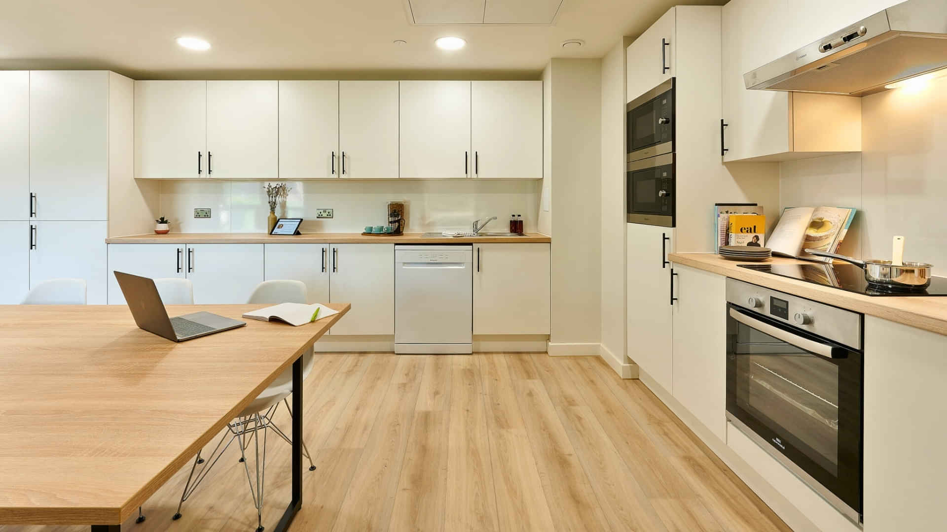 Common Area?w=400&h=260&fit=crop&q=40&auto=format&trim=auto