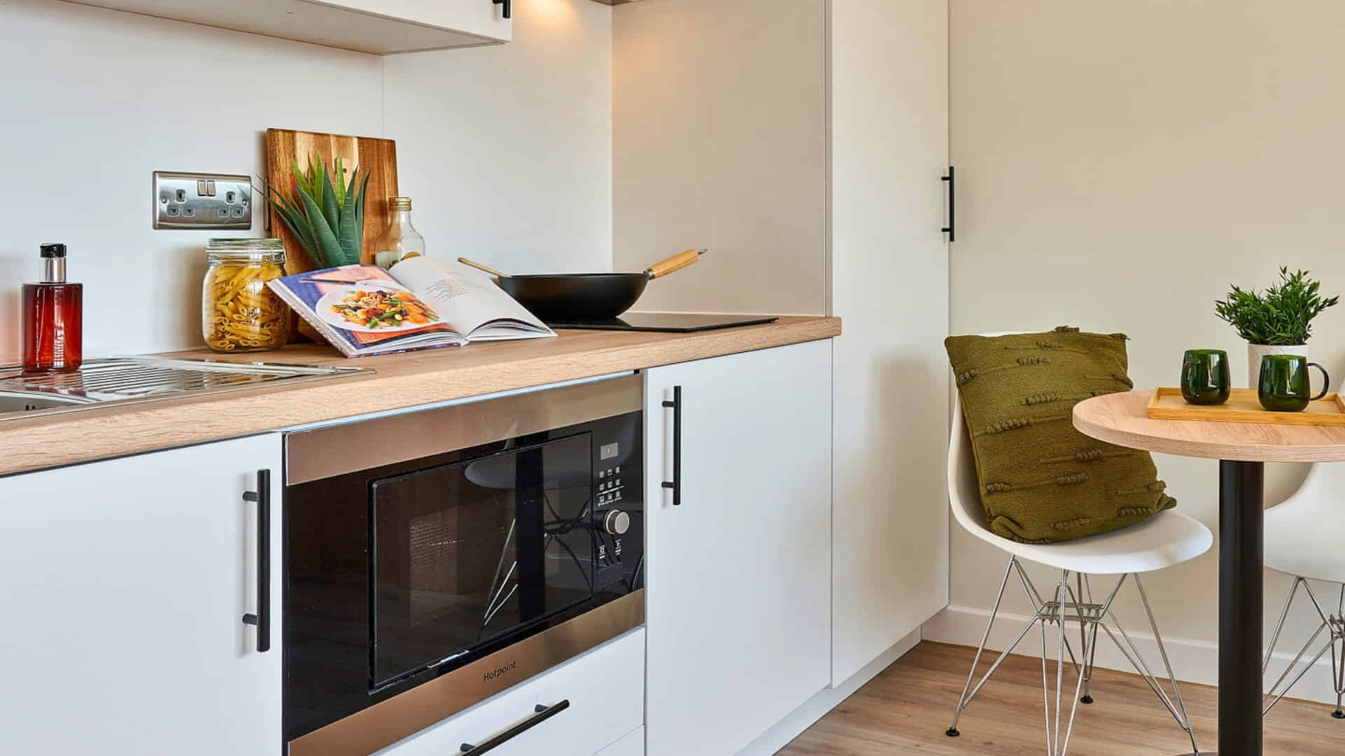 Common Area?w=400&h=260&fit=crop&q=40&auto=format&trim=auto