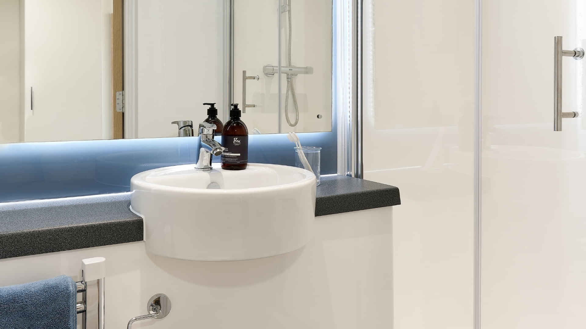 Common Area?w=400&h=260&fit=crop&q=40&auto=format&trim=auto