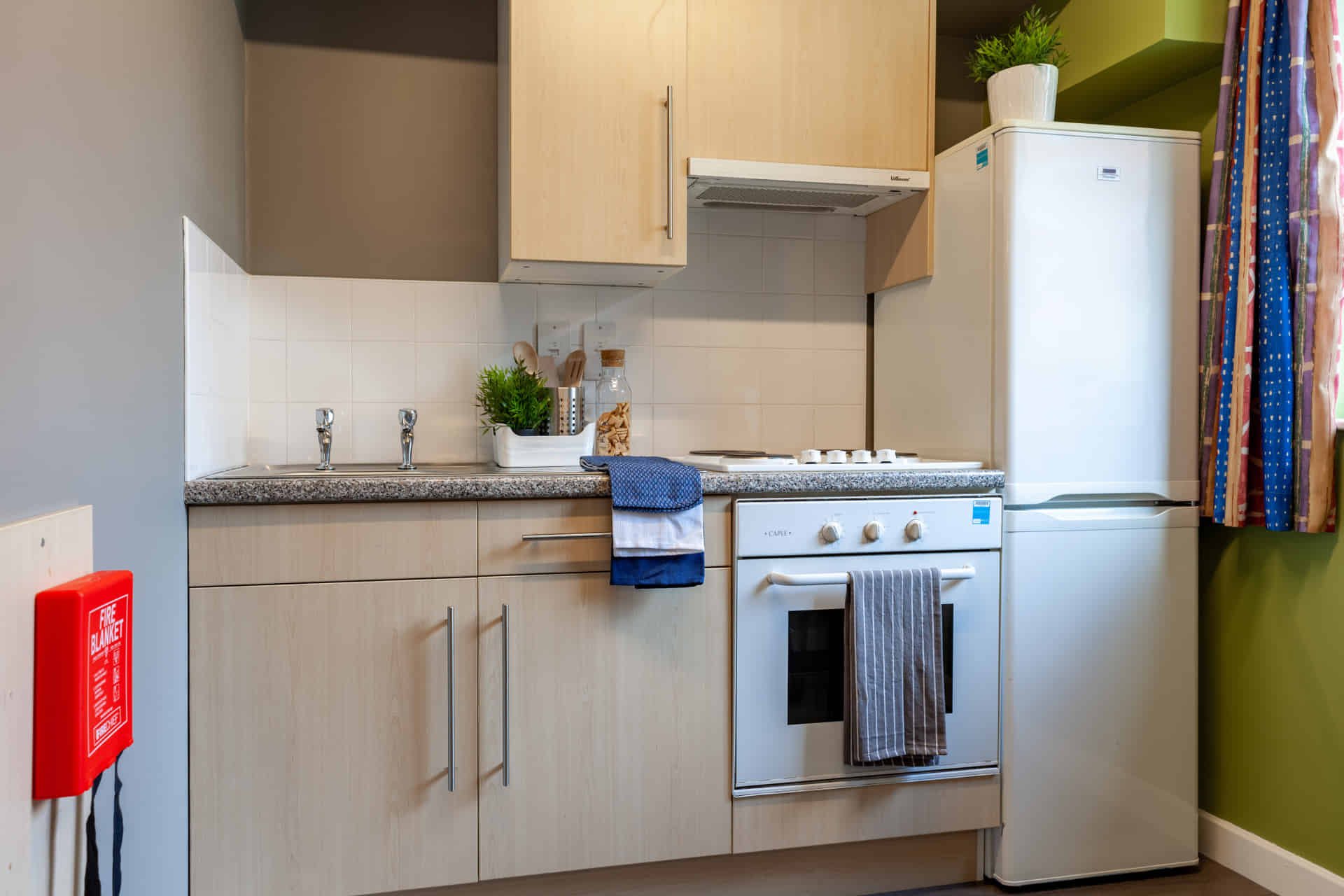 Kitchen?w=400&h=260&fit=crop&q=40&auto=format&trim=auto