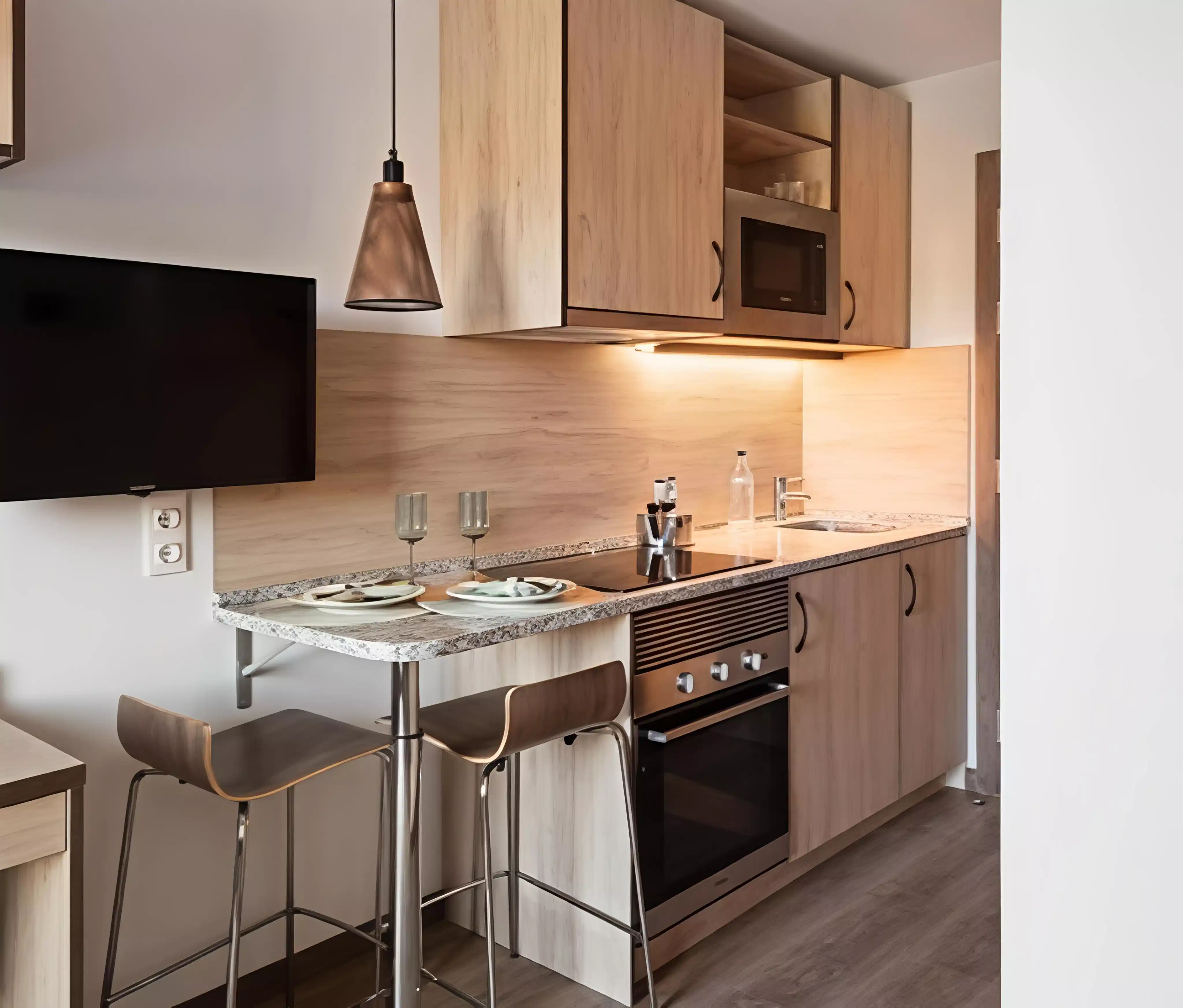 Exterior?w=400&h=260&fit=crop&q=40&auto=format&trim=auto