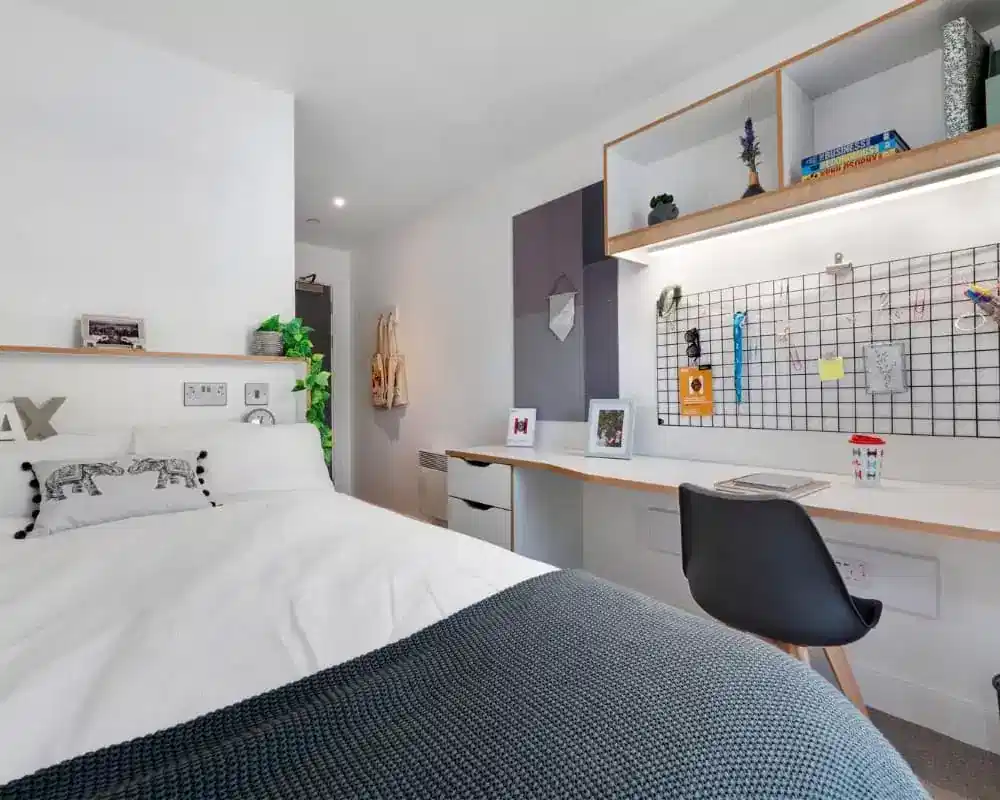 Bathroom?w=400&h=260&fit=crop&q=40&auto=format&trim=auto