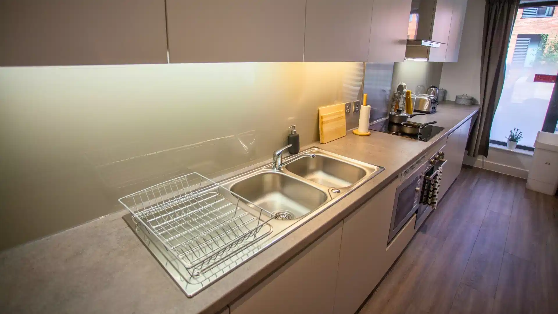 Exterior?w=400&h=260&fit=crop&q=40&auto=format&trim=auto