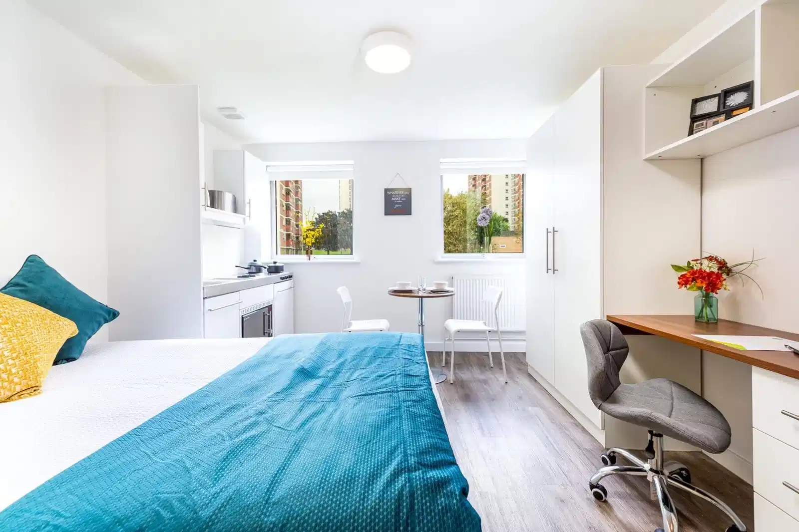 Common Area?w=400&h=260&fit=crop&q=40&auto=format&trim=auto