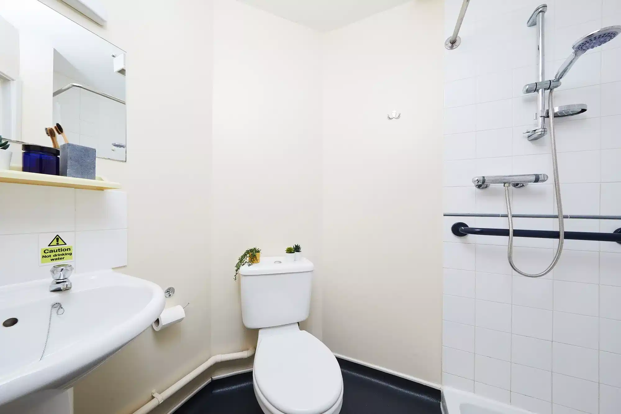 Exterior?w=400&h=260&fit=crop&q=40&auto=format&trim=auto