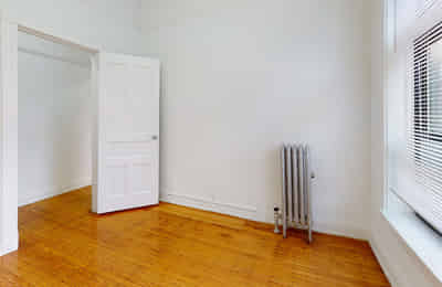 Exterior?w=400&h=260&fit=crop&q=40&auto=format&trim=auto
