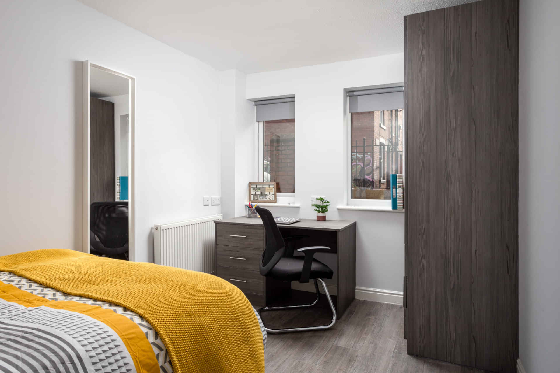 Floor Plan?w=400&h=260&fit=crop&q=40&auto=format&trim=auto