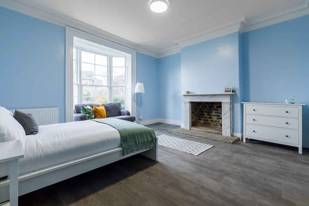 Exterior?w=400&h=260&fit=crop&q=40&auto=format&trim=auto