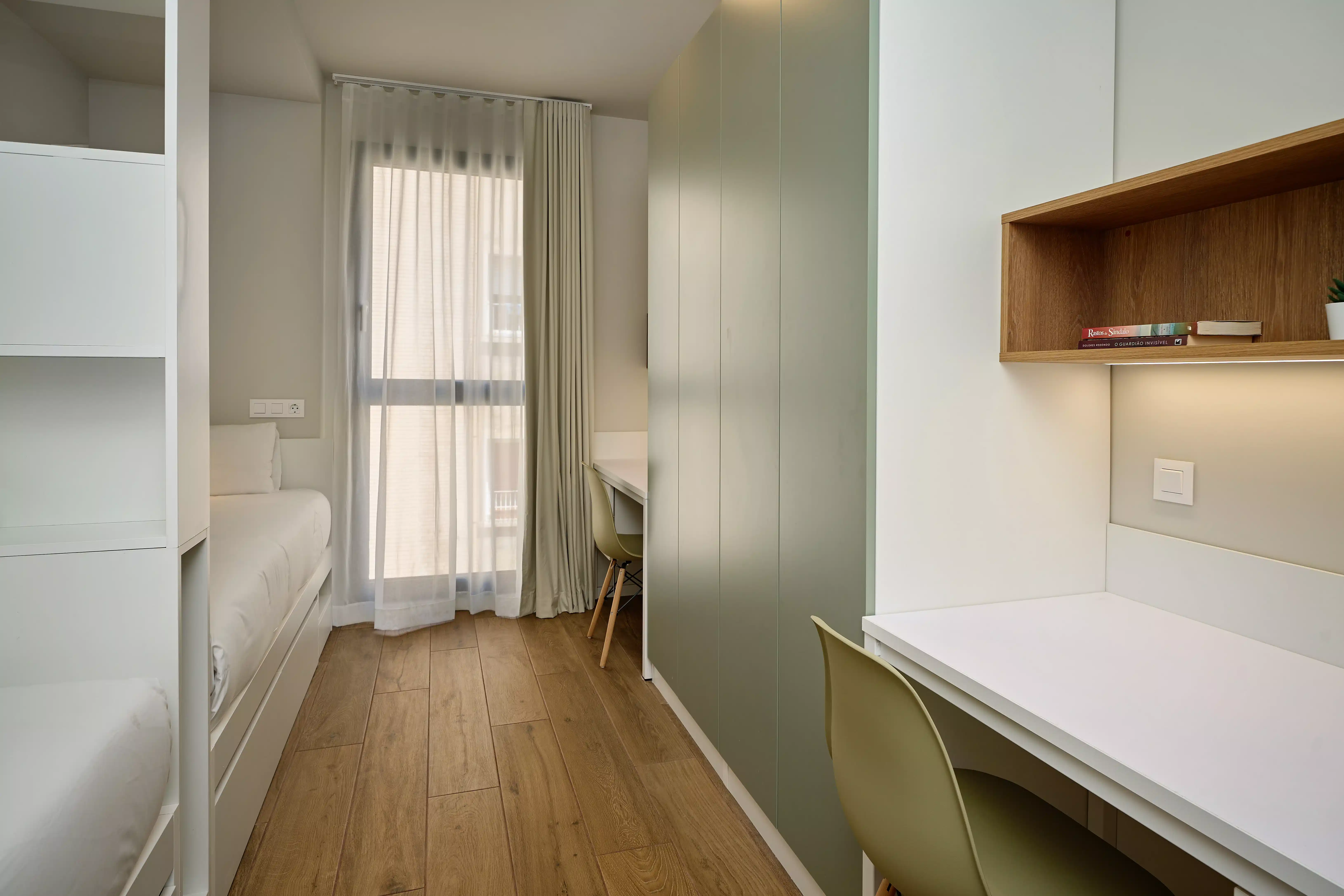 Common Area?w=400&h=260&fit=crop&q=40&auto=format&trim=auto