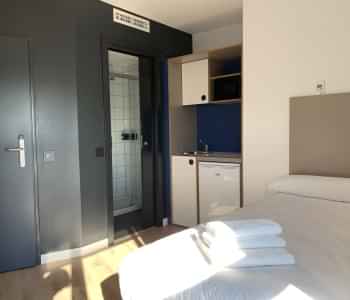 Exterior?w=400&h=260&fit=crop&q=40&auto=format&trim=auto