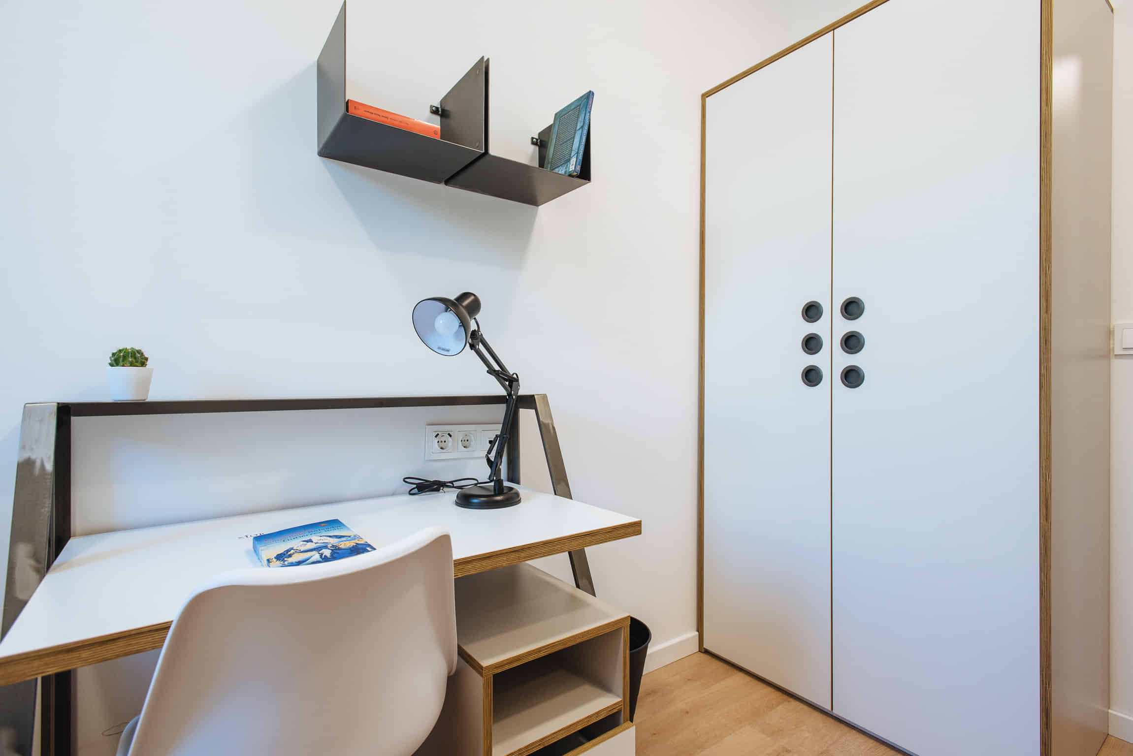 Common Area?w=400&h=260&fit=crop&q=40&auto=format&trim=auto