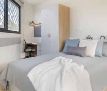 Exterior?w=400&h=260&fit=crop&q=40&auto=format&trim=auto