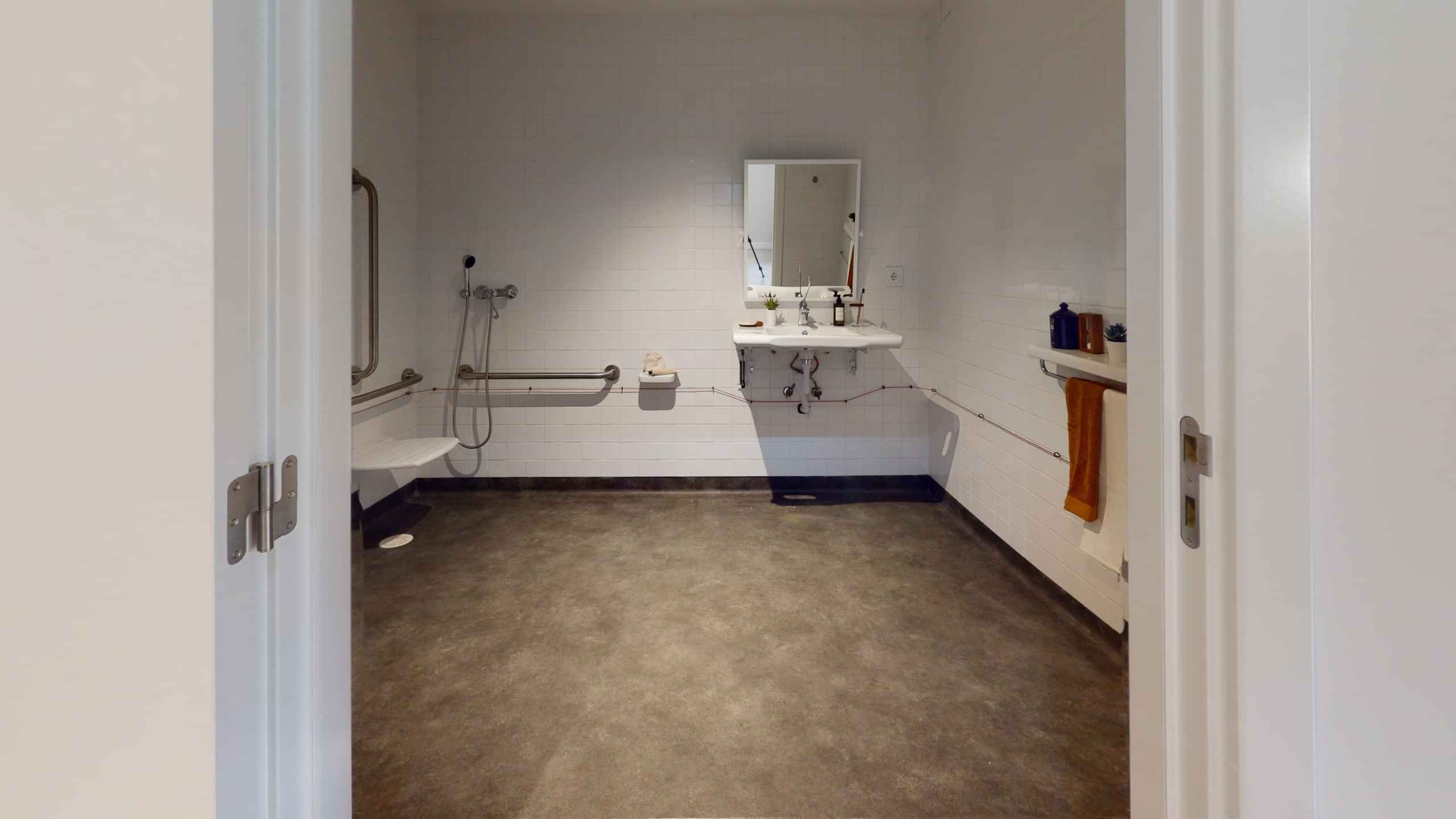 Bedroom?w=400&h=260&fit=crop&q=40&auto=format&trim=auto