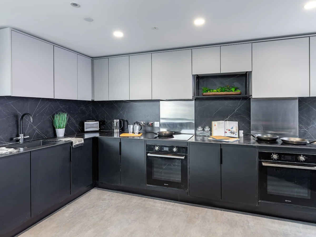 Common Area?w=400&h=260&fit=crop&q=40&auto=format&trim=auto