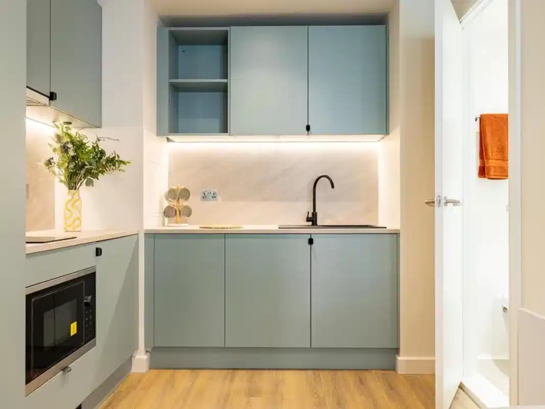 Exterior?w=400&h=260&fit=crop&q=40&auto=format&trim=auto