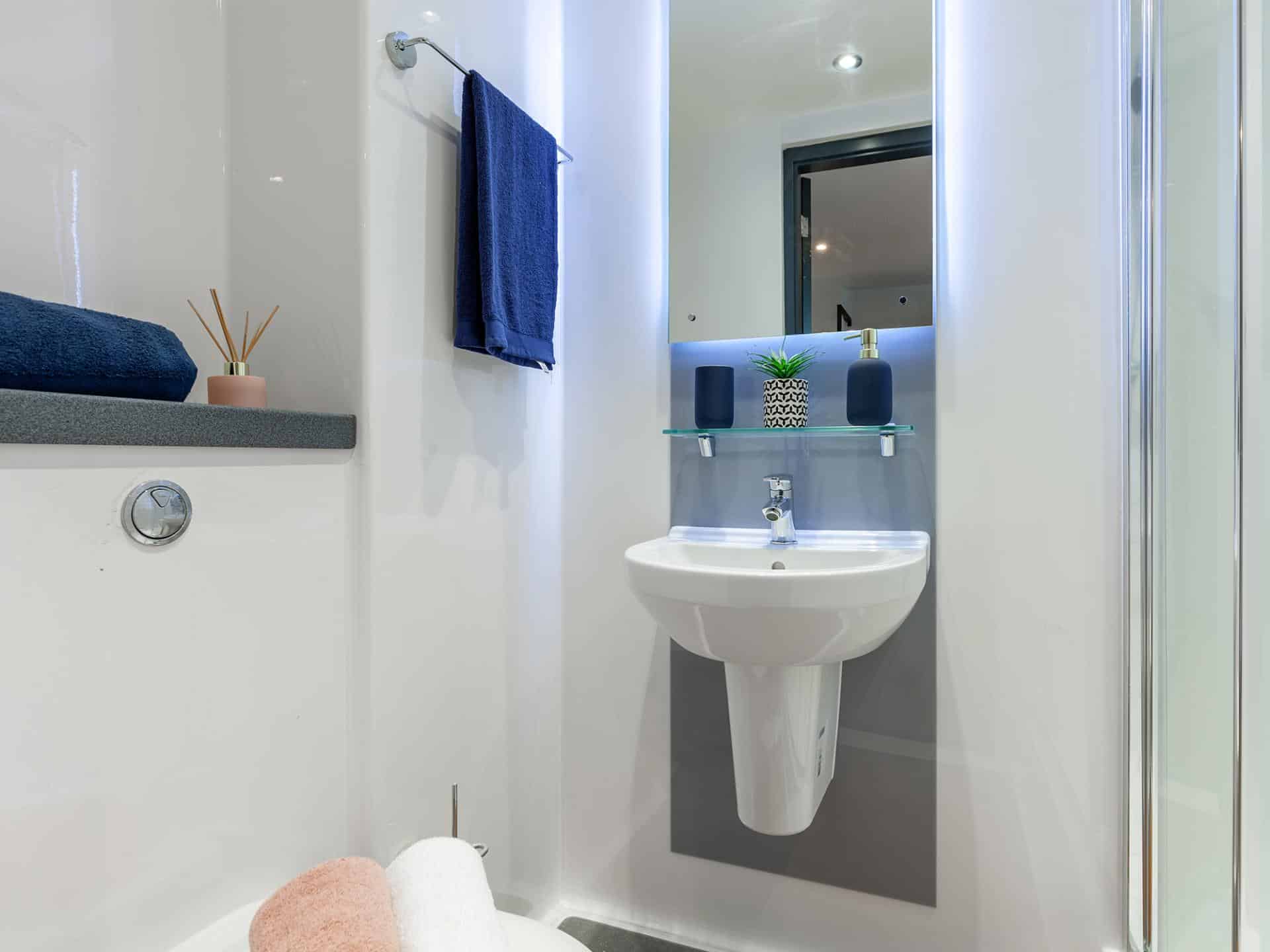 Common Area?w=400&h=260&fit=crop&q=40&auto=format&trim=auto