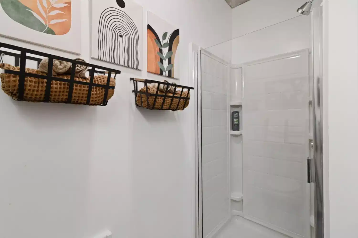 Exterior?w=400&h=260&fit=crop&q=40&auto=format&trim=auto