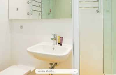 Amenities?w=400&h=260&fit=crop&q=40&auto=format&trim=auto