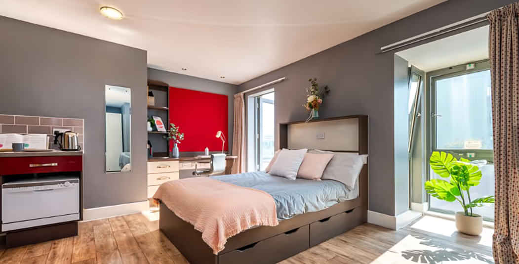 Exterior?w=400&h=260&fit=crop&q=40&auto=format&trim=auto