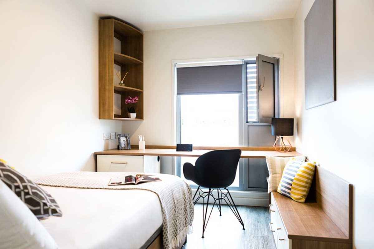 Exterior?w=400&h=260&fit=crop&q=40&auto=format&trim=auto