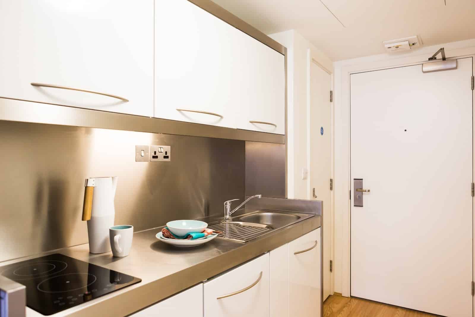 Common Area?w=400&h=260&fit=crop&q=40&auto=format&trim=auto