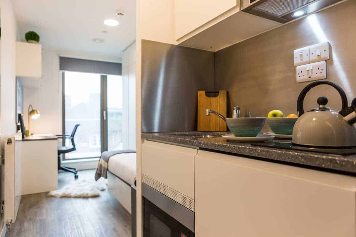 Common Area?w=400&h=260&fit=crop&q=40&auto=format&trim=auto