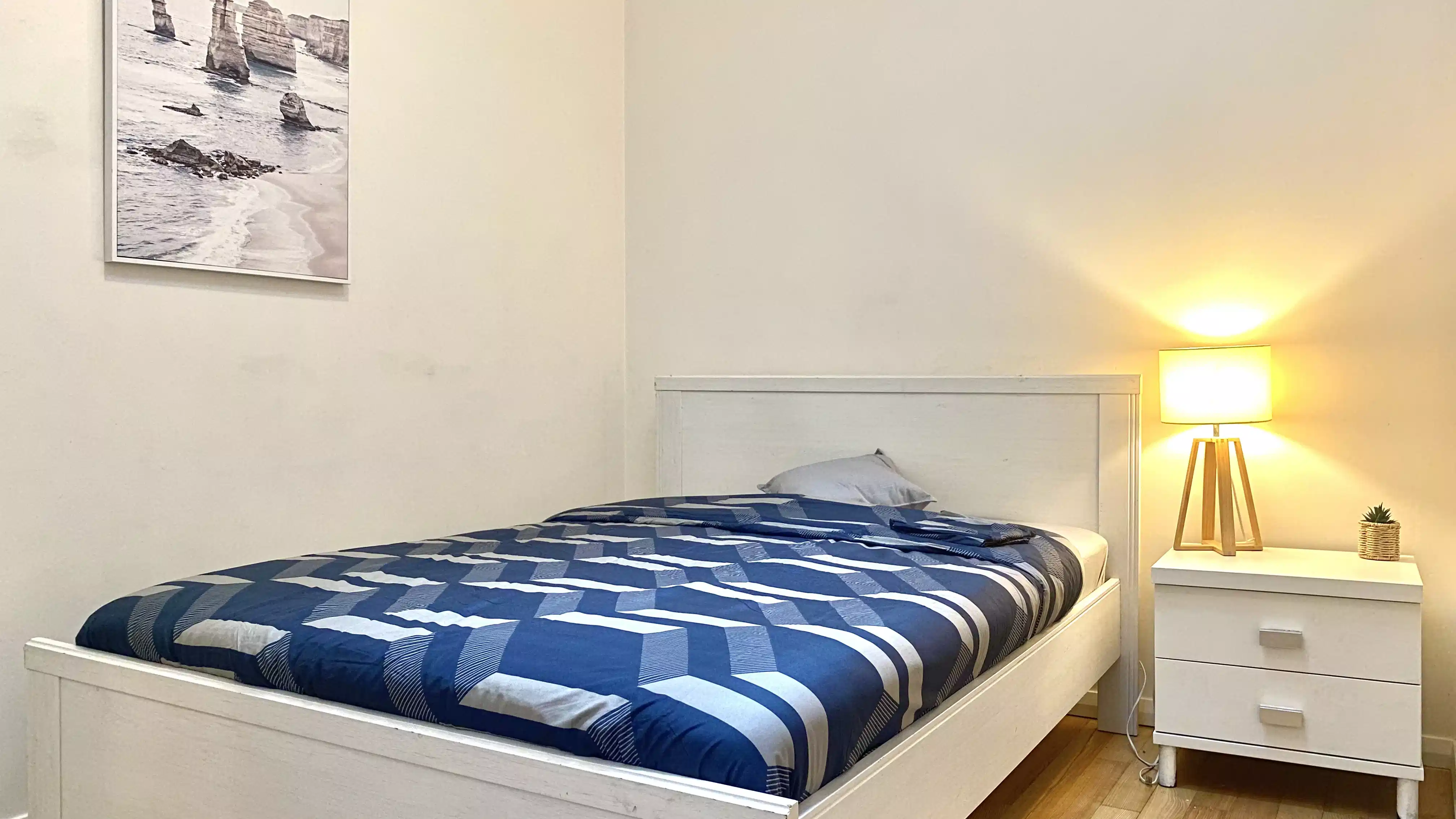 Exterior?w=400&h=260&fit=crop&q=40&auto=format&trim=auto